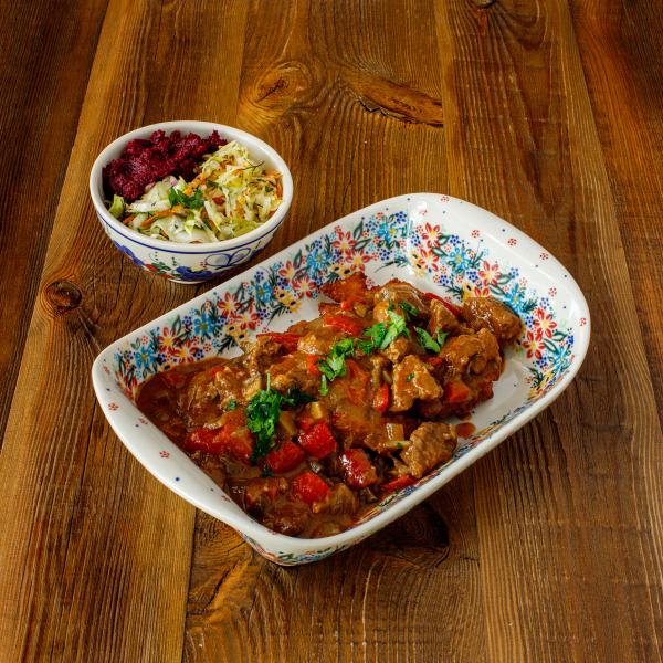 Gulasz wołowy z bukietem surówek