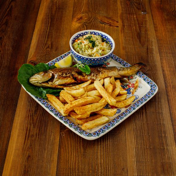 Pstrąg pieczony  z surówką i frytkami