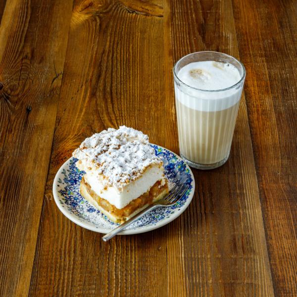 Domowe ciasto i capuccino