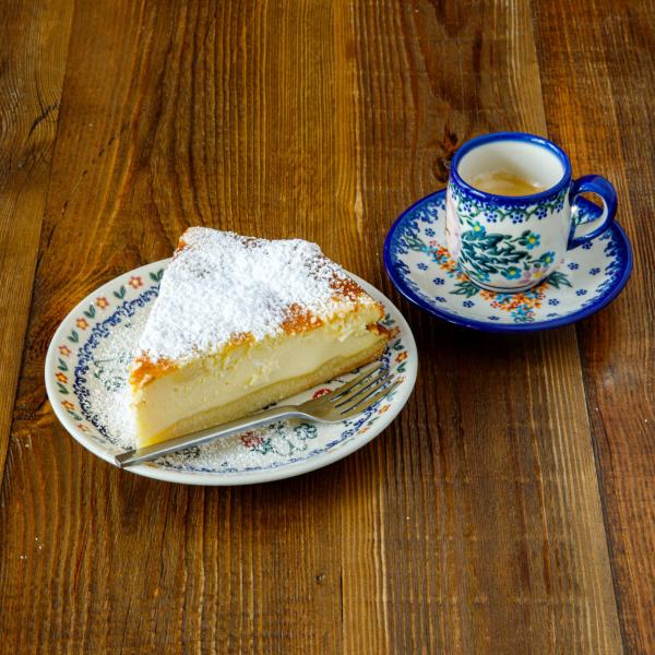 Domowy serniczek i espresso